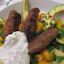 Avacodo Kresse Salat mit Mango-Salso und Lamm-Crevetten-Spiessen